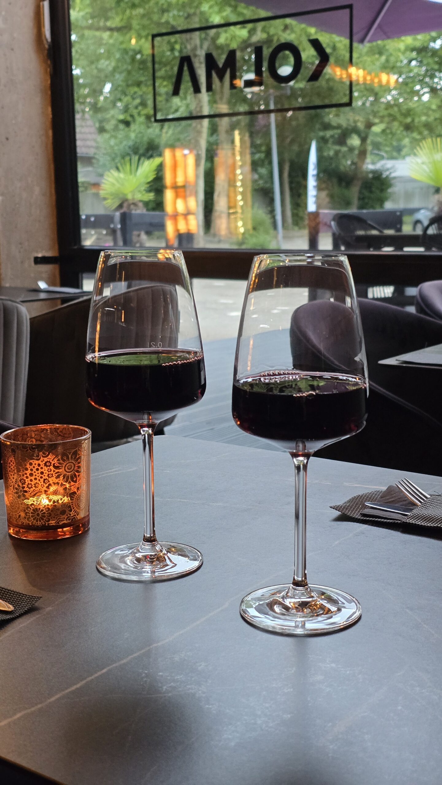 Zwei Gläser Rotwein auf dem Tisch für einen entspannten Abend im beste Restaurant Bremen.