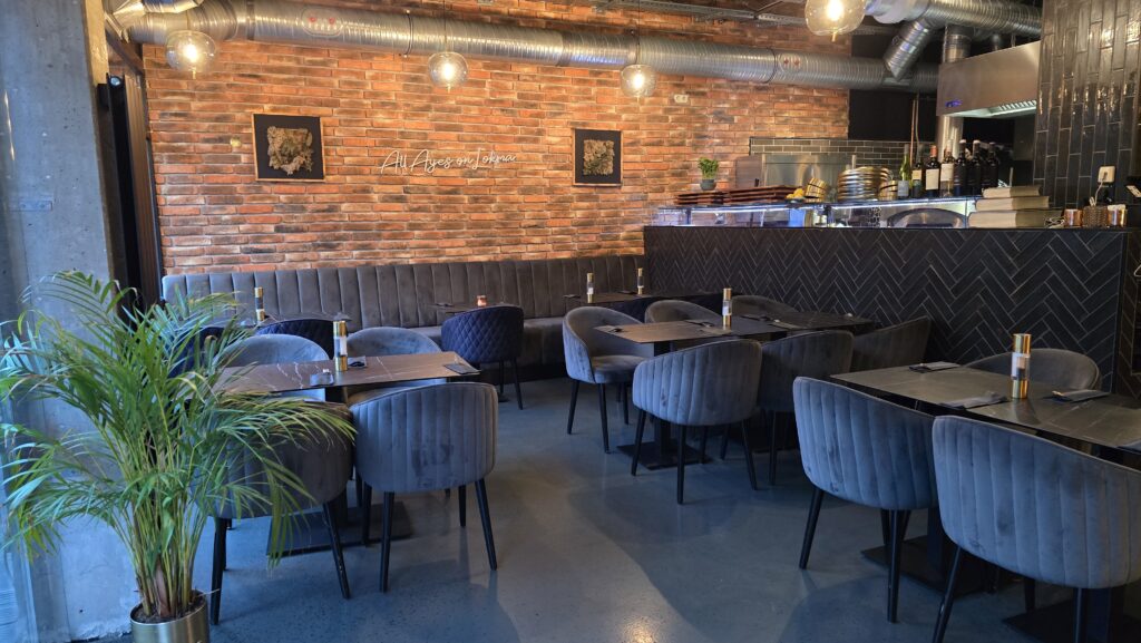 Großzügige Sitzplätze für Paare und Gruppen im Kolma Steakhaus Bremen.