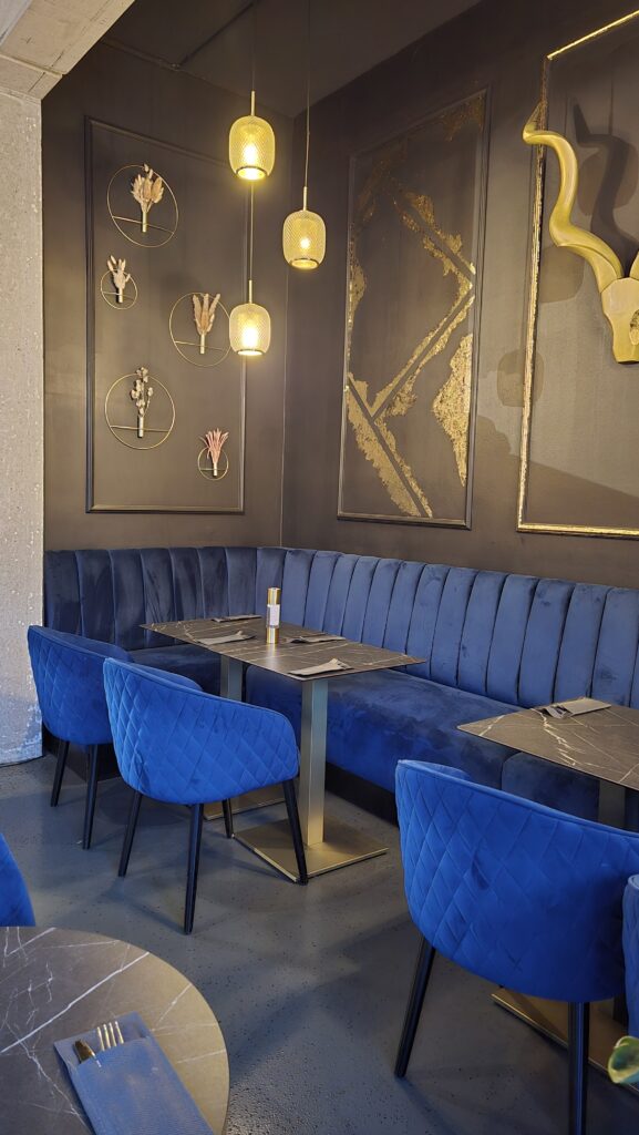 Elegante blaue Sitzbänke und edles Ambiente im Restaurant Bremen.