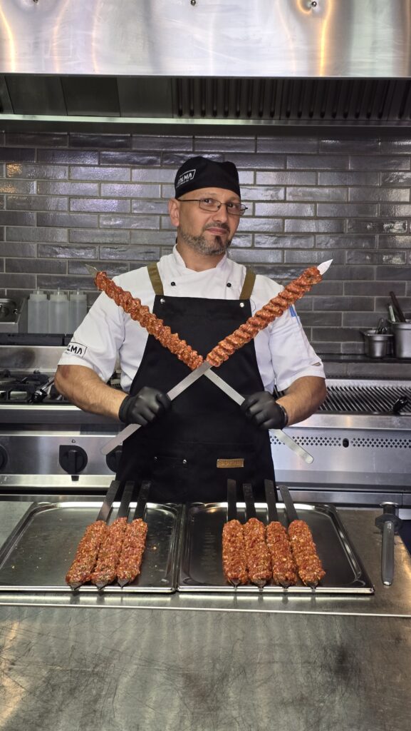 Kolma Küchenchef Adam mit gegrillten Fleischspießen