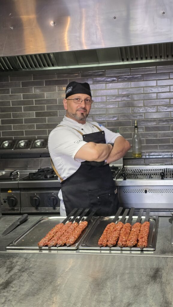Kolma Küchenchef Adam mit gegrillten Fleischspießen