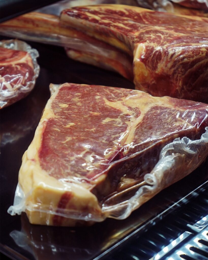 Steaks Bremen rohes Fleisch in der Vitrine